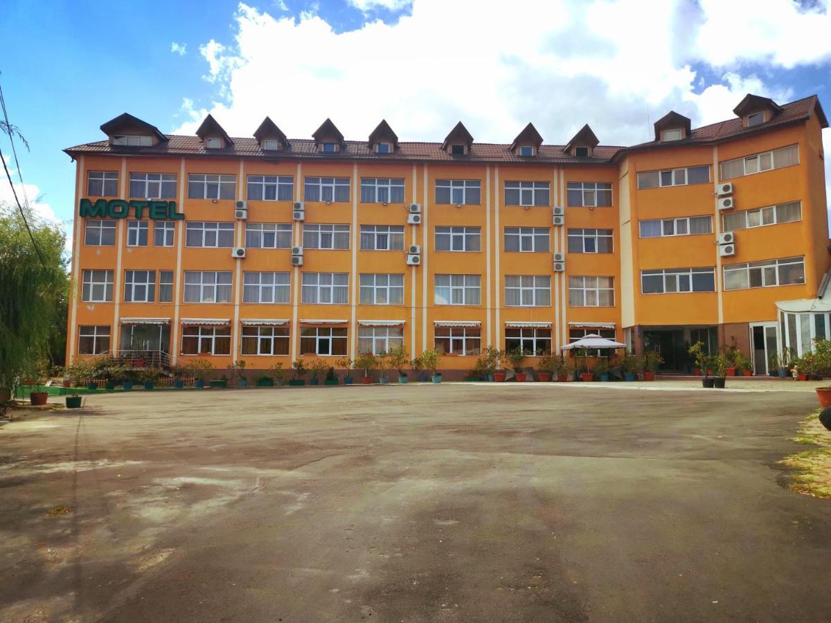 Hotel Dinastia Piteşti Exterior foto
